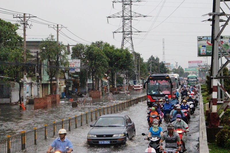Đường Kinh Dương Vương thành sông sau cơn mưa ngắn ảnh 1